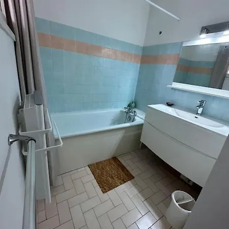 Maisonnette Avec Parking Et Jacuzzi 度假居