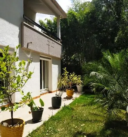 Maisonnette Avec Parking Et Jacuzzi 度假居